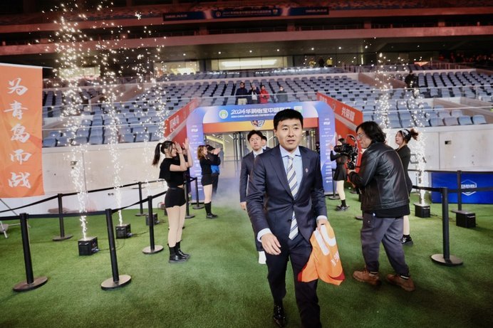 青岛海牛主帅米兰赛后作揖