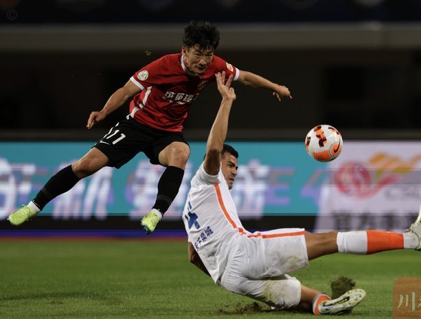 中超：蓉城1-0泰山，茹萨头球制胜，克雷桑伤退
