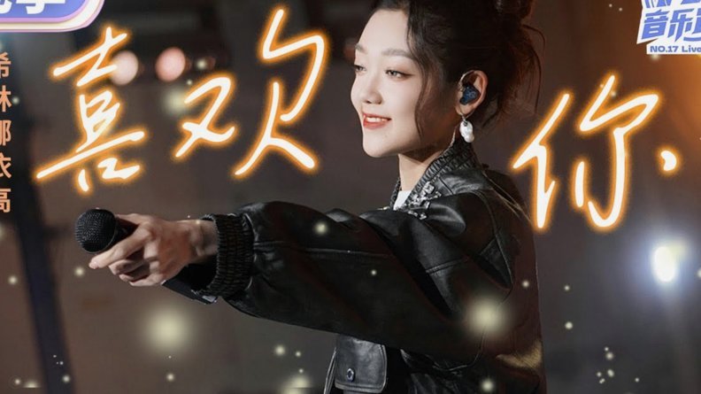 依木兰的足球艺术：流畅与优雅的完美诠释
