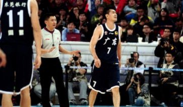 冲上热搜！14岁球员遭殴打致骨折，“一场双输的出圈”