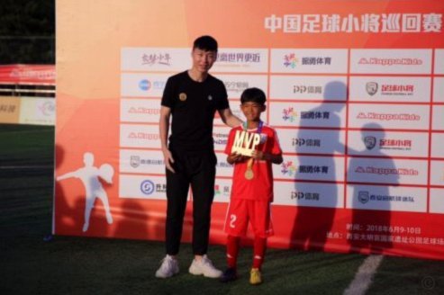 乐播这u12小将估计一米九了