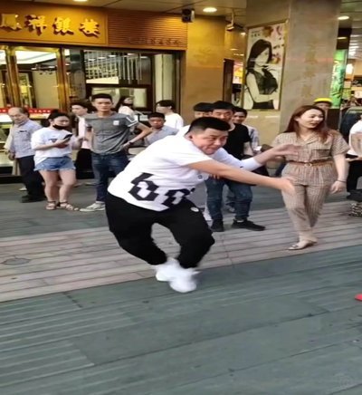 网红教父越来越low了，连11个中国人都凑不齐，还非得去参加野鸡比赛